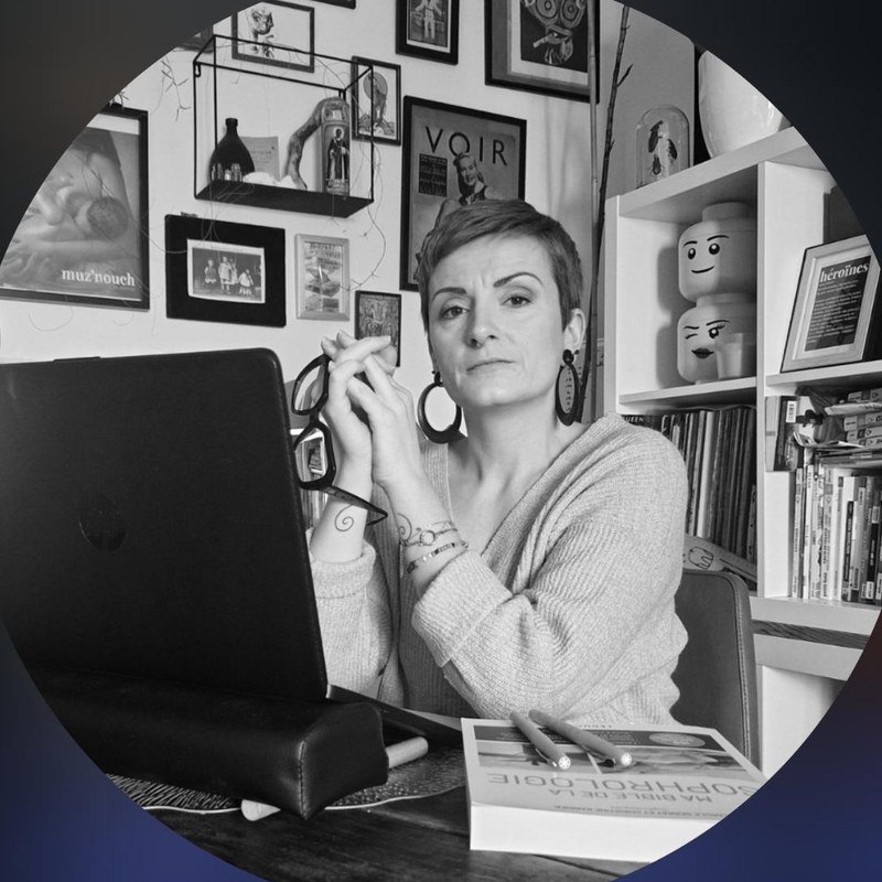 Céline Touzelet à son bureau, un livre de sophrologie posé devant elle